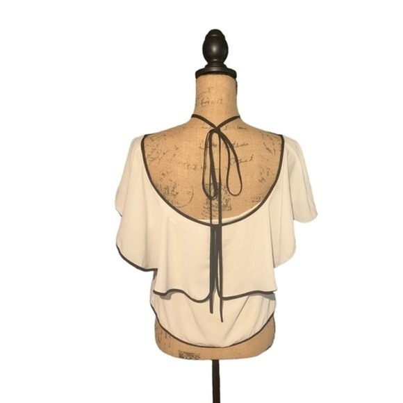 Womens Blouse White Tiered Black Trim Size Medium - Picture 2 of 7